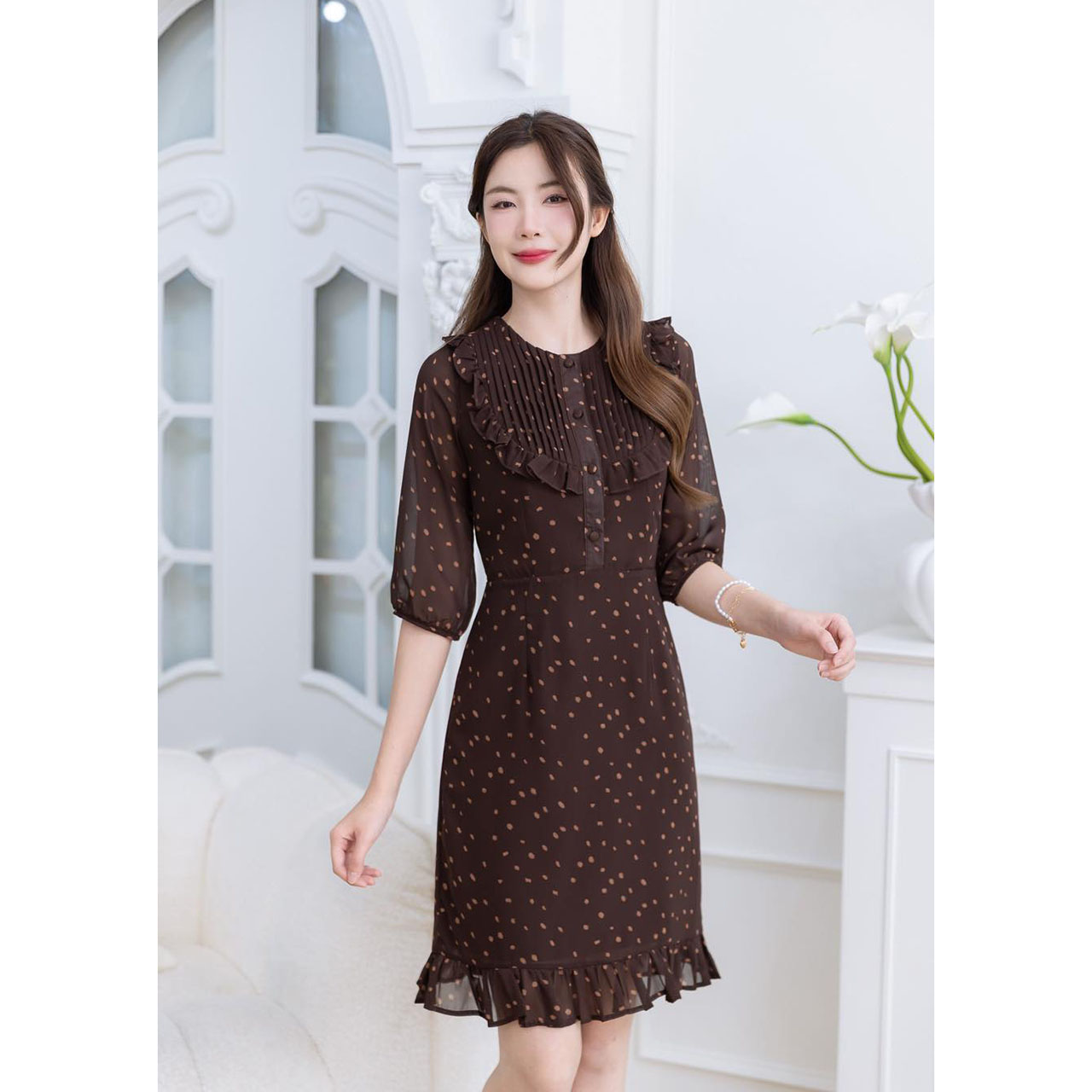 kudapy เดรสชีฟองลายจุดหิมะ โทนสีเข้ม มีดีเทลตีเกล็ดแต่งระบายช่วงอก ช่วงชายกระโปรงเป็นระบายเล็กๆ