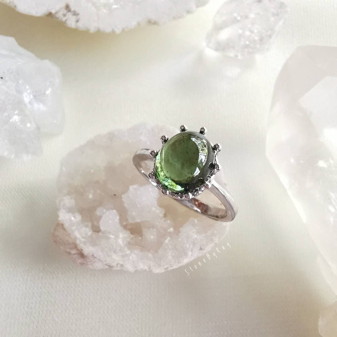 แหวนเงินสะเก็ดดาวโมดาไวท์(Moldavite)