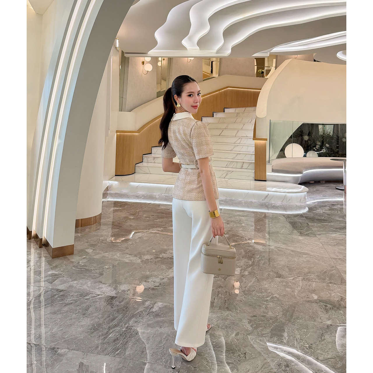 kudapy set 3 ชิ้น: เสื้อทวีต+กางเกง+เข็มขัด ชุดทวีตปกขาว ีเทลกระดุมคริสตัลคือความหรู เสื้อท็อปผ้าทวีต