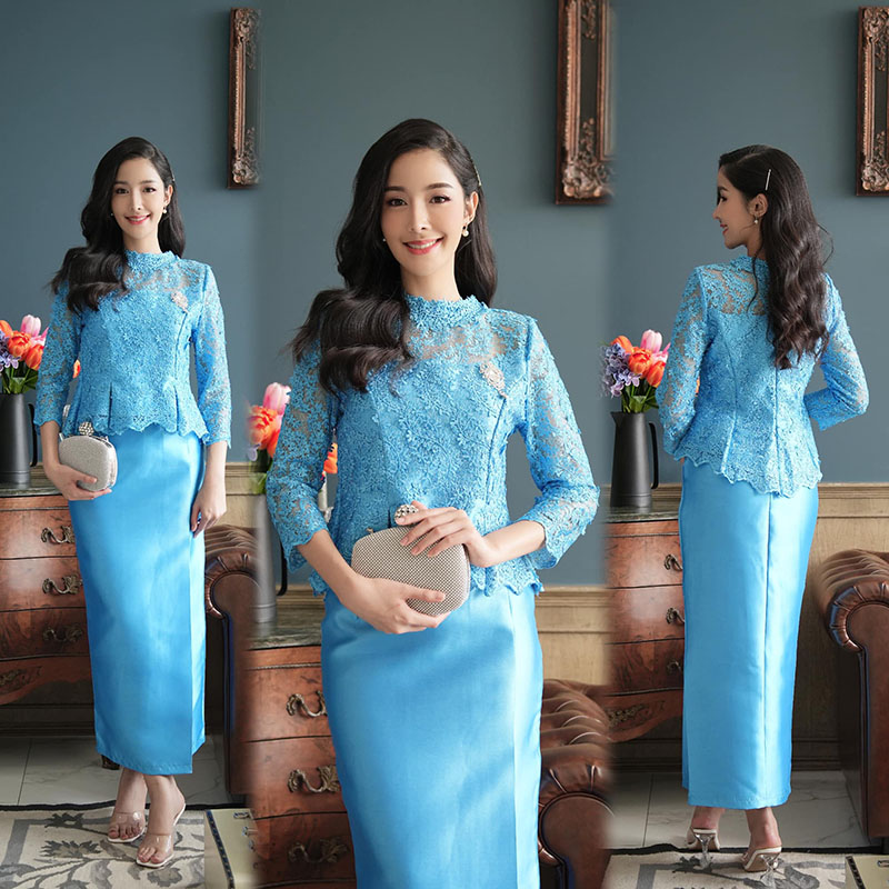 kudapy ชุดผ้าไหมญี่ปุ่นสีม่วง/สีฟ้าคราม ผ้าหนาเงา เสื้อคอปีน เอวทวิต แขนยาว แต่งคอเสื้อด้วยลูกไม้อีกชั้น เรียบร้อยดูดีสมส่วนดุดีผ้าถุงป้ายหน้างานเย็บสำเร็จ