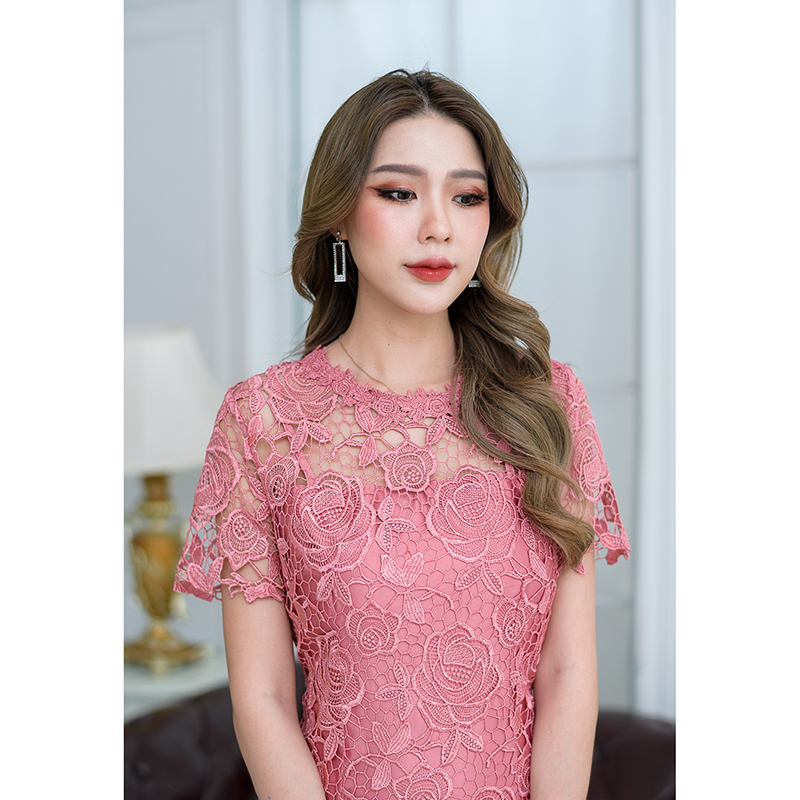 kudapy เดรสสั้นสีม่วง/สีชมพู ลูกไม้เงา ทอลายสวยๆ ลูกไม้เนื้อดี ทรงสวยยอดนิยม เป็นทรงใส่ง่ายดูเรียบหรูใส่ได้ทุกโอกาส