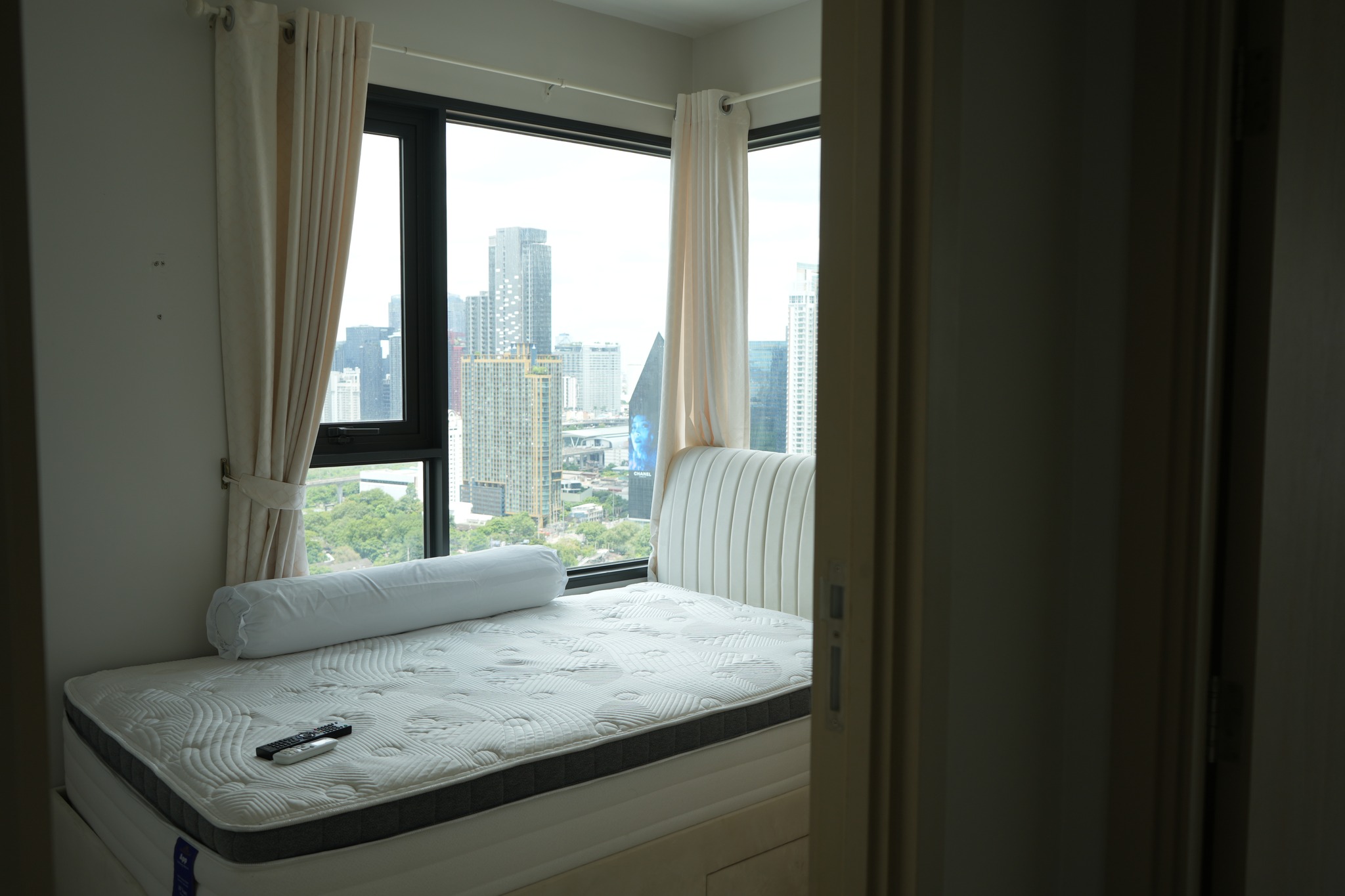 ปล่อยเช่าคอนโด Life One Wireless (ไลฟ์ วัน ไวร์เลส) - 2ห้องนอน 1ห้องน้ำ 1ห้องนั่งเล่น - ใกล้ BTS เพลินจิต - ขนาดห้อง 45 ตรม. ชั้น 34