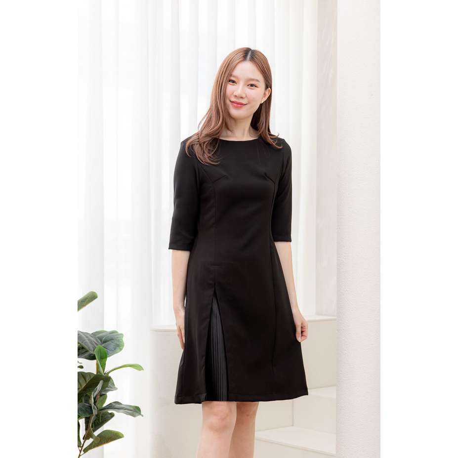 kudapy เดรสสั้นแขนห้าส่วนสีชมพูกะปิ,สีกรม,สีแดง,สีดำ,สีเบจ,สีดำ ทรงคอปาด ผ้ายืดโพลีเอสเตอร์เนื้อดี มีน้ำหนัก ผ้ามีความยืดหยุ่นกระโปรงทรง A เล่นดีไซน์ผ่าหน้าด้านขวา