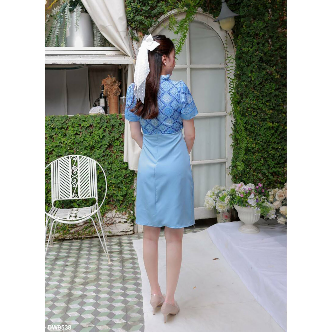 kudapy เดรสสั้น คอวีแต่งโบว์กระโปรงทรงเอ เสื้อายไทยสวยดูดี ใส่ออกงานสวยน่ารัก