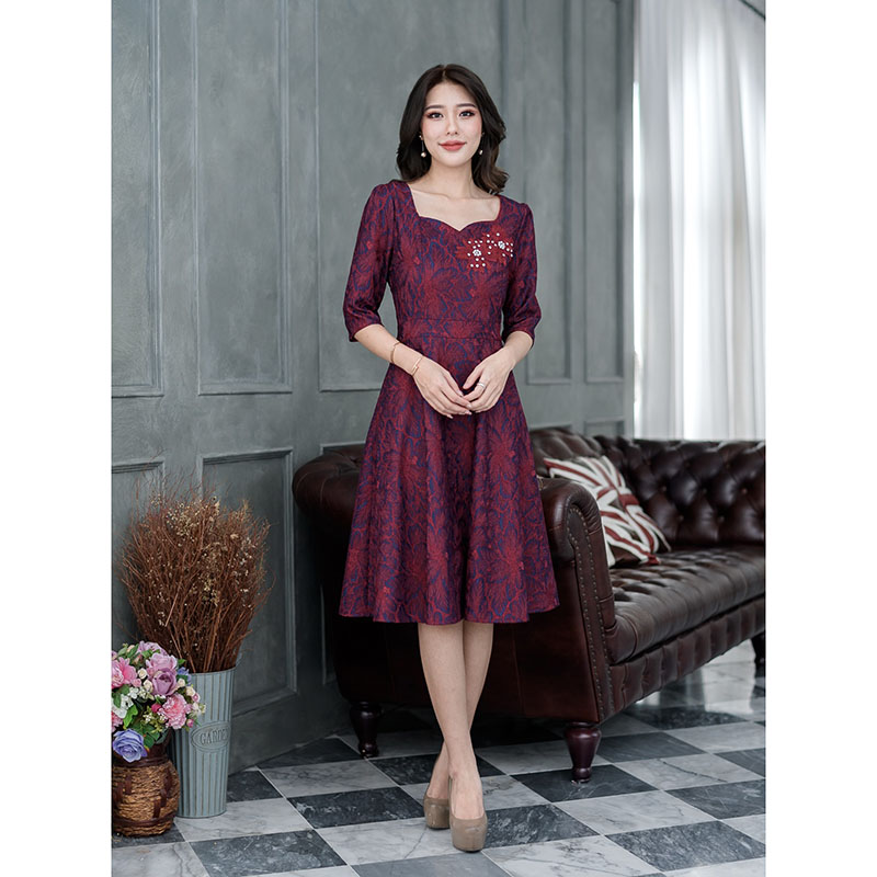 kudapy เดรสสั้นสีกรม/สีดอกแดง ลูกไม้ทูโทน ผ้าสวยงานเนี๊ยบ ผ้าทิ้งตัวสวยดีไซน์แขนศอกทรงใส่ง่ายสุภาพ เอวต่อกระโปรงทรงบานสวิง มีดีเทลตกแต่งลูกไม้ดอกที่อก