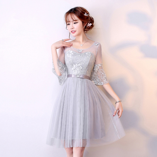 kudapy ชุดราตรีสั้นไปงานแต่งงาน สีเทา/สีครีมเบจ แขนยาวสามส่วน ผ้าลูกไม้ประดับลวดลาย ปลายแขนแต่งระบายสวยงาม เอวสม็อคหลังยืดได้ตามตัว