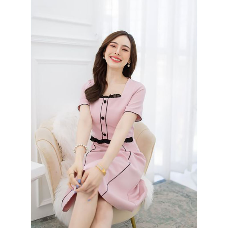kudapy เดรสสั้นสีครีม/สีชมพู ผ้าพื้น แต่งตัดขอบกุ้นลายเส้น สวยเรียบ มีดีเทลแต่งกระดุม แต่งชีฟอง สีดำตัด