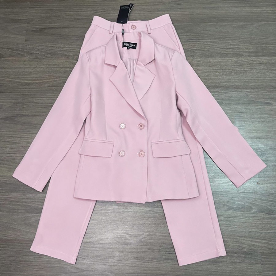 kudapy Set Blazer+กางเกง สีแดง, ชมพู เสื้อสูทแต่งกระดุม4 เม็ด มีซับในทั้งตัว มาพร้อมกับกางเกงขายาวทรงบอก กระเป๋าใช้งานได้จริงทั้งเสื้อกางเกง