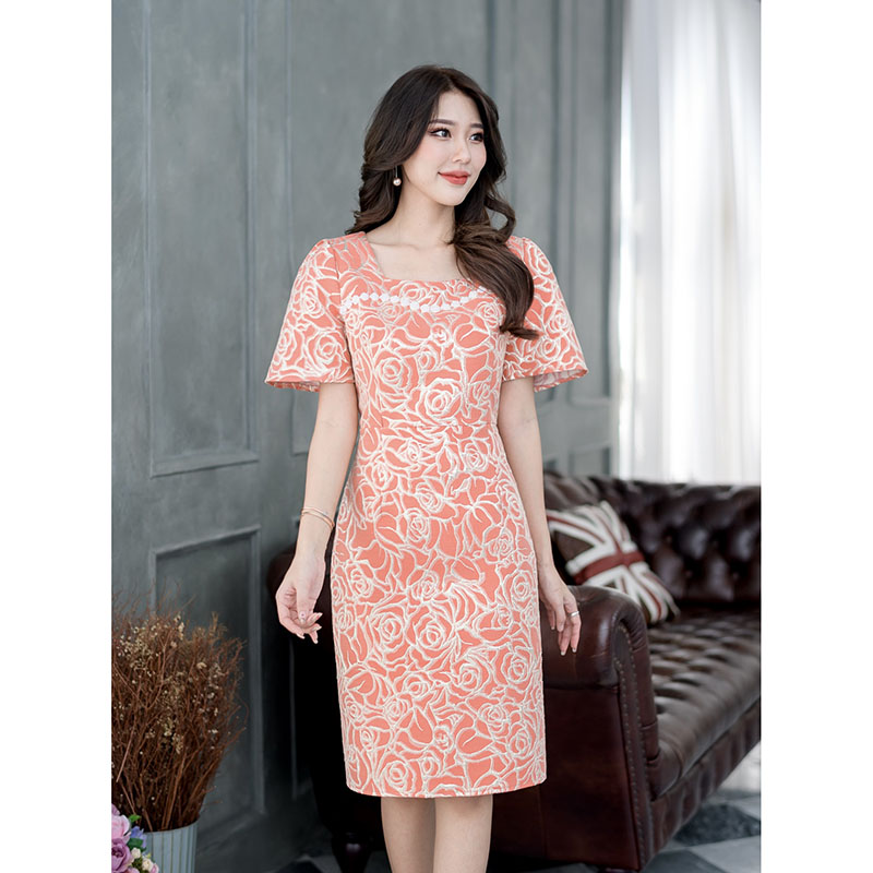 kudapy เดรสสั้นสีส้ม/สีชมพูอ่อน ผ้า jacquard ทอลายกุหลาบ โทนสีดอกไม้กุหลาบจะเป็นดิ้นทอง ดีไซน์ต่อเอว ตัวเดรสกระโปรงทรงตรง แขนสั้นบาน