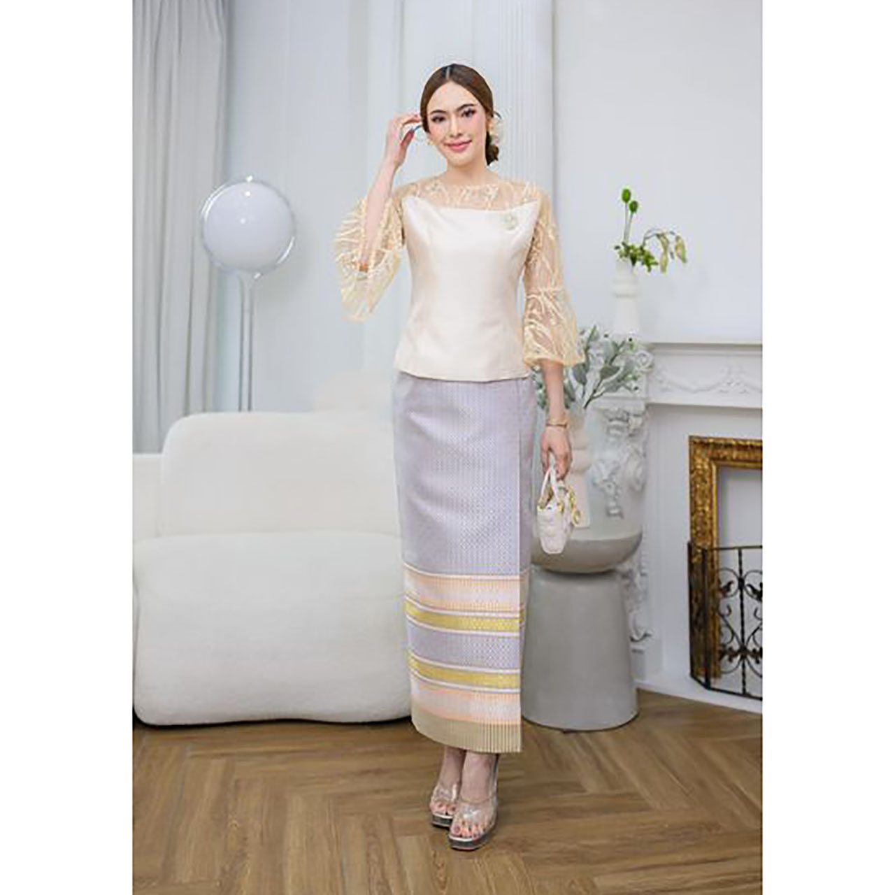 kudapy เสื้อผ้าไหมญี่ปุ่น คอกลมแต่งผ้าทูลล์ ปักลายลูกไม้บุหงาลงบนเนื้อผ้า แต่งกริสเตอร์วิ้งๆบนลายลูกไม้เล็กน้อย แต่งแขนกระดิ่ง (เฉพาะเสื้อ)