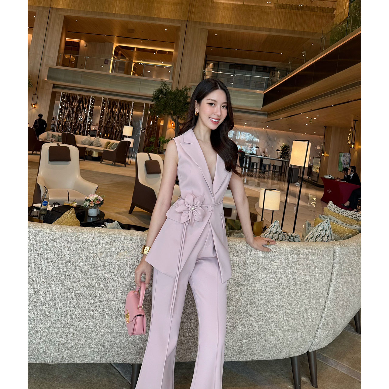 kudapy เซ็ทแขนกุดมาพร้อมกับกางเกงขายาว มีซับในทั้งตัว เสื้อแขนกุดปกสูท เย็บเข้ารูป กระเป๋าจริง