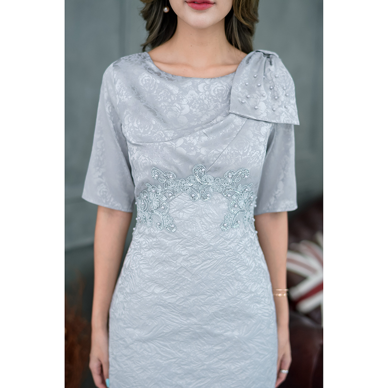 kudapy เดรสสั้นสีโอรส/สีเทา งานผสมผสานสองเนื้อผ้าและดีไซน์สวยหรุหรา ช่วงกระโปรงเป็นงานผ้า Jacquard ช่วงบนเป็นผ้า silk เนื้อเบานิ่มเงาเย็บ