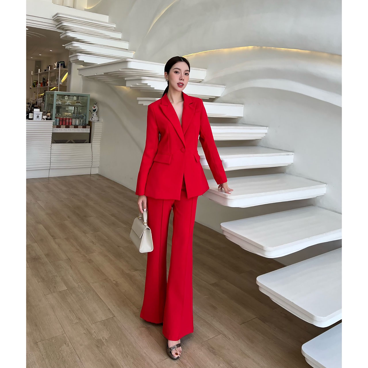 kudapy setsuit เสื้อ+กางเกง ตัวเสื้อออกแบบให้มีกระดุมปั้มผ้าเดียวกับสูท 1 เม็ดติดได้จริง กระเป๋าจริง มีซับในทั้งตัว