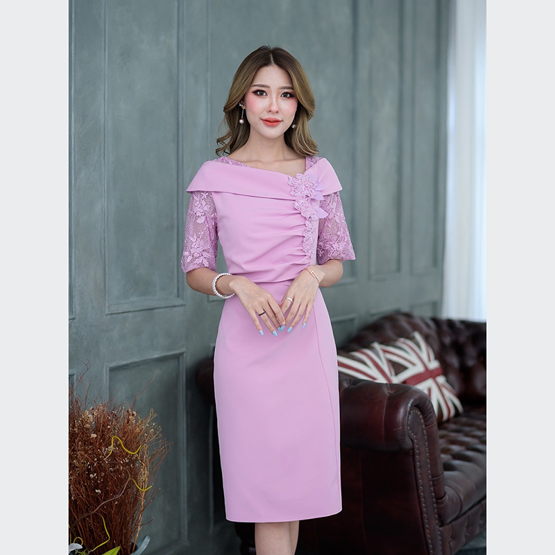 kudapy เดรสสั้นทรงปาดไหล่สีชมพูม่วง/สีดำ แขนสั้นแต่งดีเทลเยอะมากๆ งานฝีมือล้วนๆ ตัวเดรสเป็นผ้าพื้นเนื้อนมผ้านสวมใส่สบายค่ะ ช่วงแขนเป็นผ้าลูกไม้