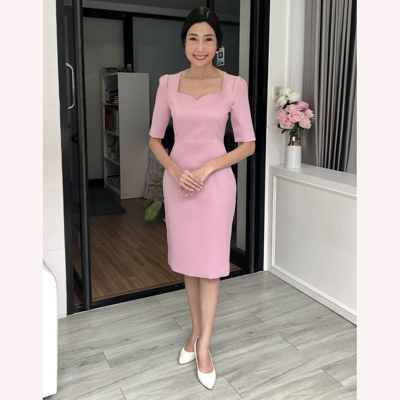 kudapy เดรสสั้นสีม่วง/สีชมพู/สีทอง เรียบหรูตามสไตล์สาว มีดีเทลคว้านคอเป็นรูปหัวใจ ให้ลุคสวยหวานชวนมอง