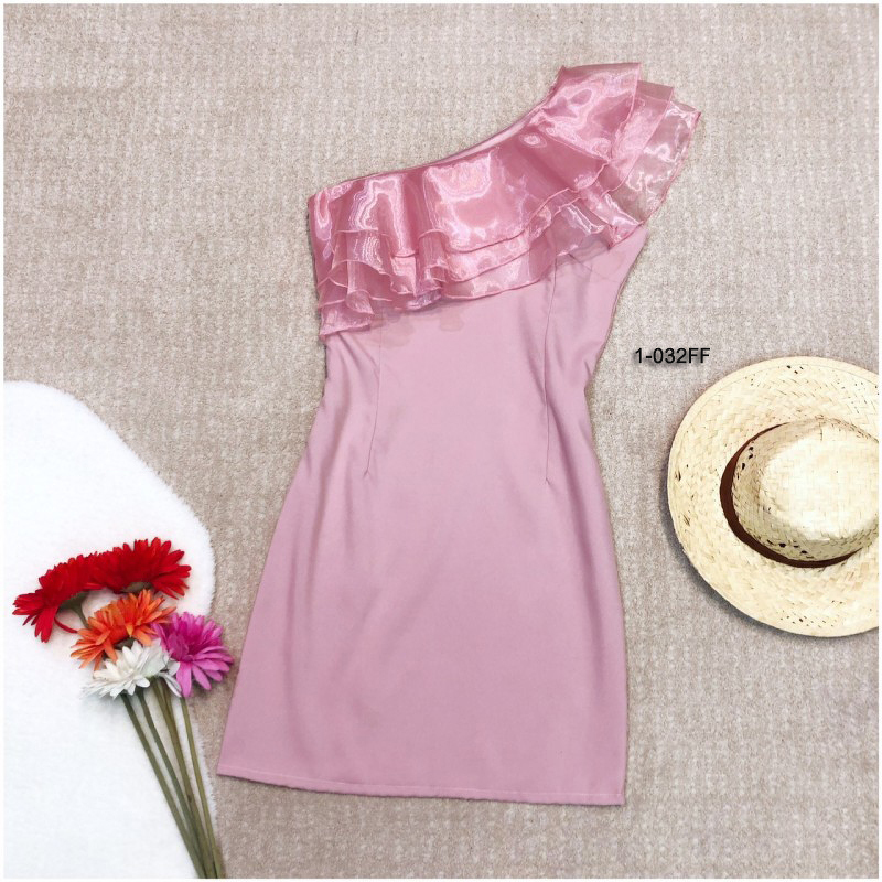 kudapy เดรสสั้นไหล่เฉียง แต่งระบายผ้าแก้ว ตัวเดรสงานผ้าซาร่า มีซิปข้าง ตีเกล็ดหน้า-หลัง เอวไม่สม็อค