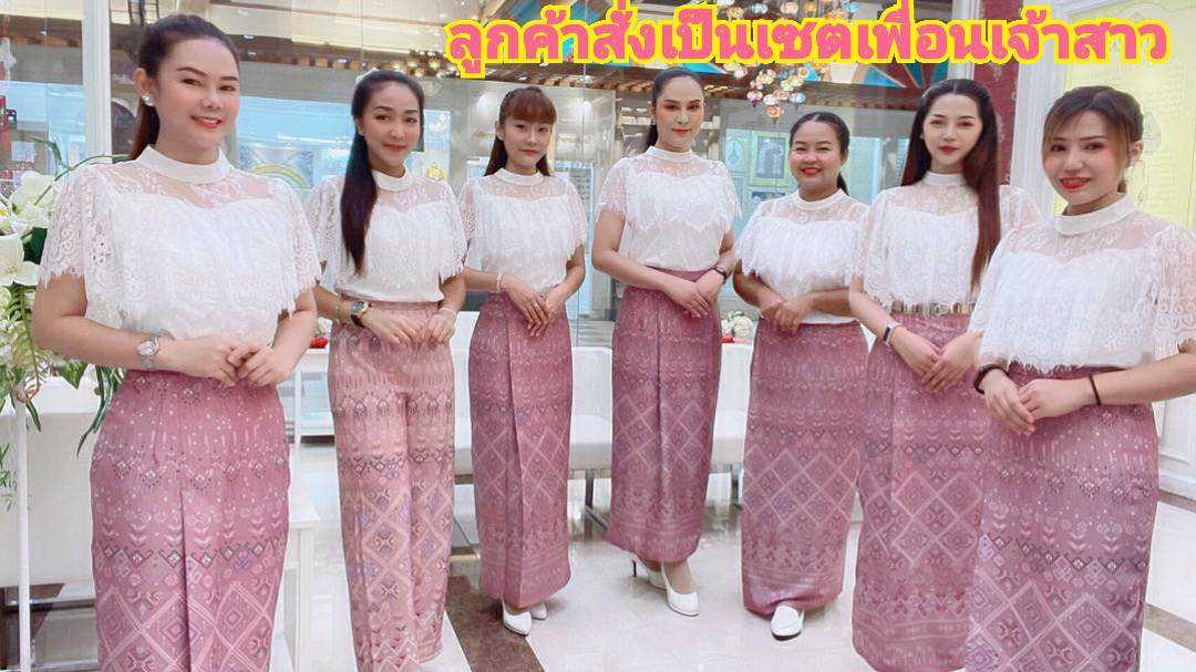 kudapy ชุดไปงานแต่งสีขาว ผ้าถุงสีชมพูอ่อนอมม่วงพิม์ลายตามแบบ เซ็ทเสื้อลูกไม้แต่งแขนระบาย มาคู่กับ กระโปรงลายผ้าไทยสวยมากกกก!!