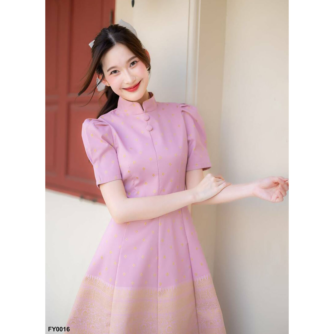 kudapy เดรสสั้นสีชมพู/สีขาว ผ้าลายไทยโบว์ไหล่เข้ารูปยาว ใส่ออกงานสวยดูดี