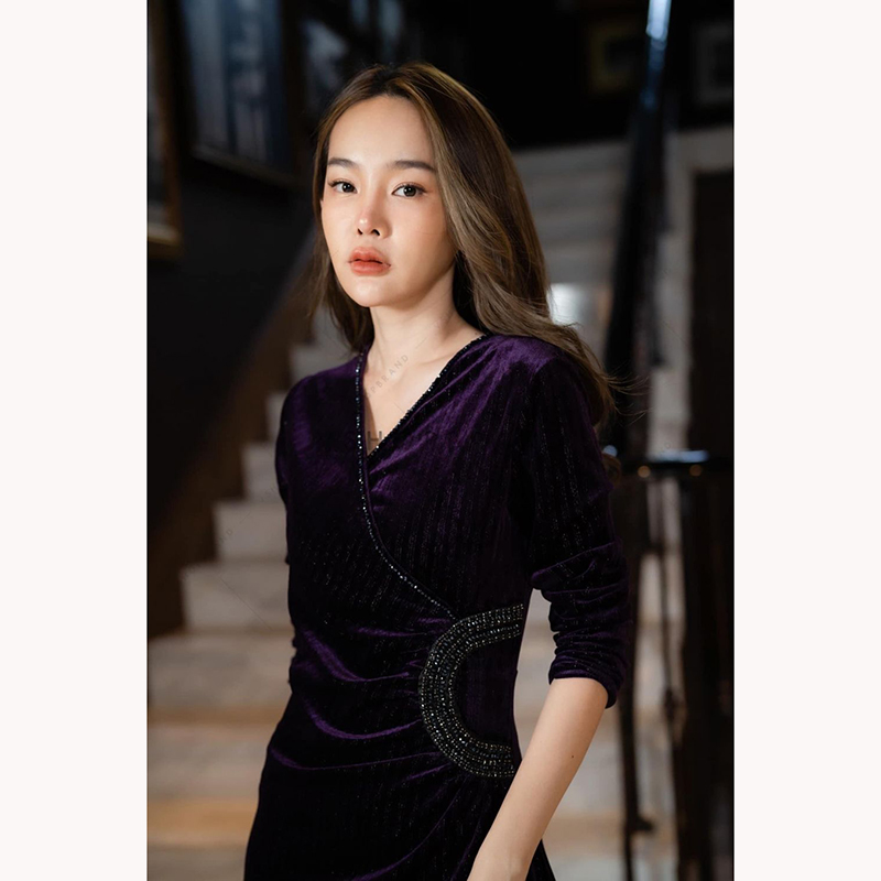 kudapy แม็กซี่เดรสสีแดง/สีม่วง/ดำ ผ้ากำมะหยี่ แต่งคริสตัลช่วงเอวและอก เนื้อผ้ายืดตามตัว