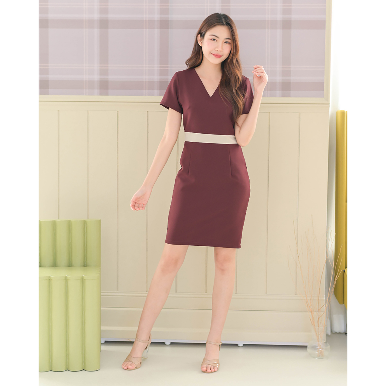 kudapy ฌดรสแขนสั้นคอวี ดีไซน์ทูโทนตัดต่อคาดเอว เข้ารูป ทรงสอบ เนื้อผ้าอยู่ทรง เก็บทรงหุ่นเป๊ะผอมเพรียว