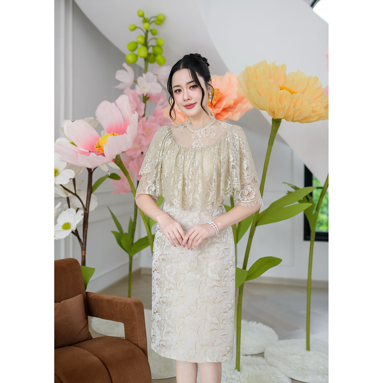 kudapy เดรสทรงคอปีนและผ้าลูกไม้ฝรั่งเศส ด้านบนเป็นผ้าลูกไม้ฝรั่งเศสคลุมไหล่คอปีนด้วยลูกไม้บางๆ