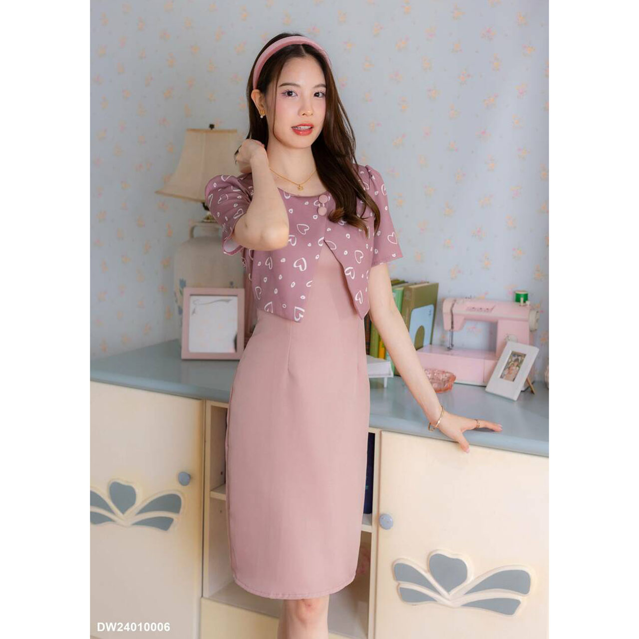 kudapy เดรสสั้นสีชมพู เสื้อคลุมลายดอก แขนสั้น ใส่ทำงานสวยดูดี