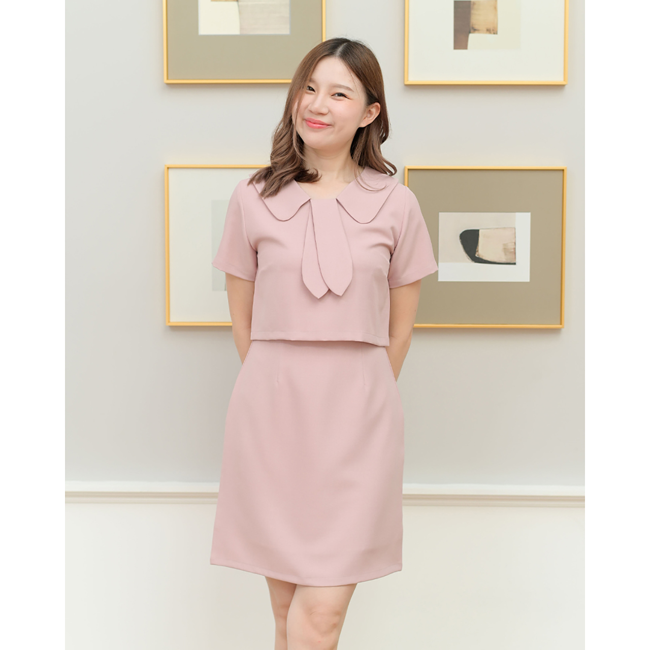 kudapy เดรสแขนสั้น คอปกแต่งหูกระต่าย แพทเทิร์นเหมือนใส่แยกชิ้น ช่วงกระโปรงทรงเอจับเกล็ดเข้าเอว