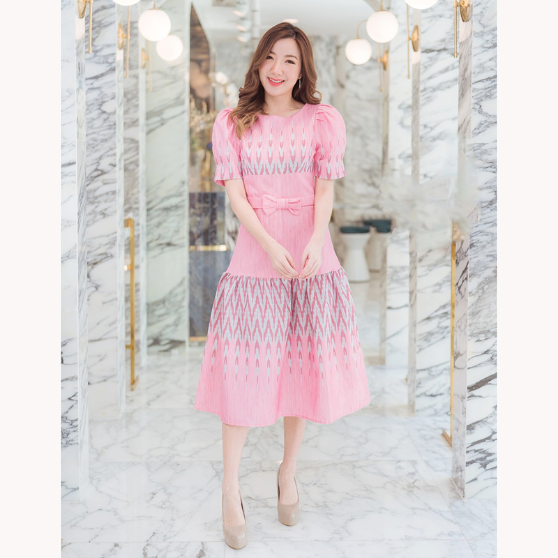 kudapy เดรสผ้าไทยยาวคลุมเข่าสีกรม/สีชมพู คอกลมแขนตุกตา ติดโบว์รัดเอวลายไทยสวยใส่สบายดูดี ซับหลังอย่างดี
