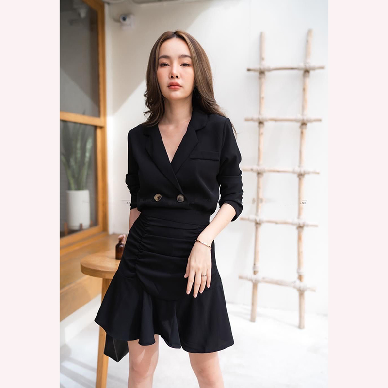 kudapy Set เสื้อสูทสั้น+กระโปรงจีบชั้นชายระบายสีน้ำตาล/สีขาว/สีดำ ดีไซน์เรียบหรู คัตติ้งเนี๊ยบ งานมี2ชิ้น เสื้อทรงสูทสั้น