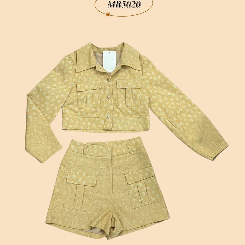 kudapy ชุดเซ็ท 2 ชิ้นสีเหลือง/สีเขียว เสื้อแขนยาวลายหัวใจ ใส่คู่กับกางเกงขาสั้นทำให้ดูขาเรียว สีโทนละมุนดีต่อใจ เหมาะกับการใส่ไปคาเฟ่แบบชิคๆ