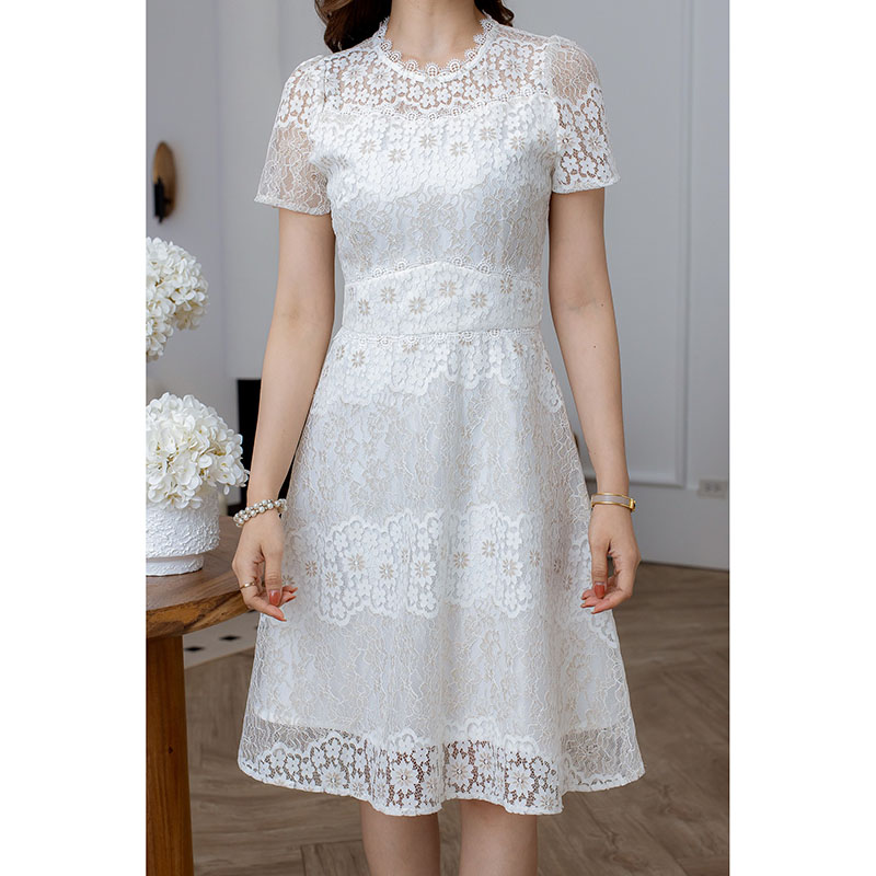 kudapy เดรสสั้นสีโทนขาว/สีโทนฟ้าเทา ลูกไม้ ผ้าลูกไม้สวยมาก เป็นสีทูโทน ทอสลับลาย แพทเทิร์นสวย มีดีเทลแต่งลูกไม้ รอบคอ อก และขอบเอว