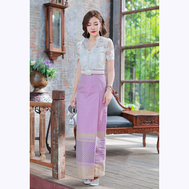 kudapy ชุดเซทเสื้อลูกไม้คอวี ทรงสวยเข้ารูปซับในด้วยผ้าไหมอิตาลีอัดกาว ์ผ้าถุงไหมแพรทิพย์ทอเครื่องลายการบิน สำเร็จรูป ซิปหลัง