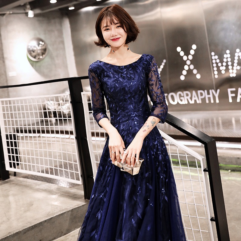kudapy เดรสยาว ชุดราตรียาวสีแดง/สีครีมทอง/สีน้ำเงิน เดรสออกงานปักลายใบไม้แขนสามส่วน กระโปรงทรงหางปลา เรียบหรูดูแพง สวยดูดี แบบสวยทันสมัย ใส่ออกงาน