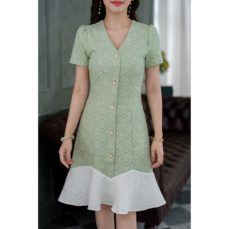 kudapy เดรสสั้นสีเขียว/สีชมพู ทูโทน เป็นผ้าปั๊มลายดอกนูน สวยมีมิติ ดีเทลแต่งกระดุม ปลายกระโปรง แต่งเป็นเคริฟสวยเก๋
