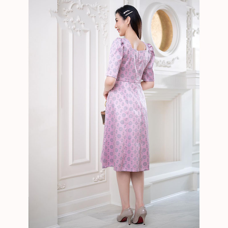 kudapy :เดรสสั้นสีชมพู ทรงระบาย พลางหุ่น พลางใจ ใส่ได้ทุกโอกาส หวานใส่แล้วขับผิว ลายทอปักสีเทาด้ายเงาสวยโดดเด่นไม่ซ้ำใคร