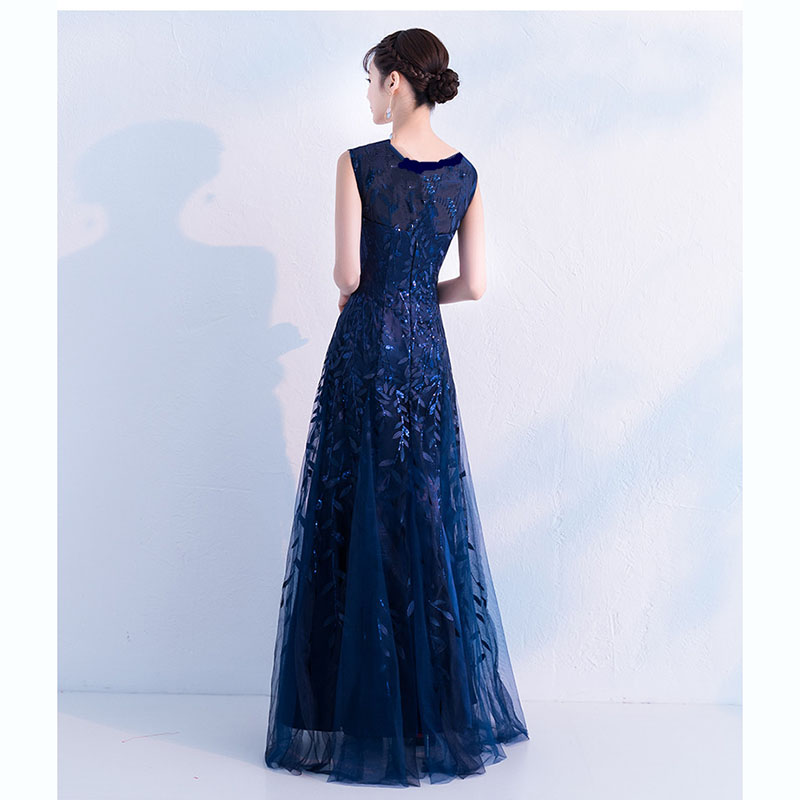 kudapy เดรสยาวสีน้ำเงินเข้ม ผ้าโปร่งปักเลื่อมลายใบไม้ คอกลม แขนกุด กึ่งทรงปล่อย สวยหรู