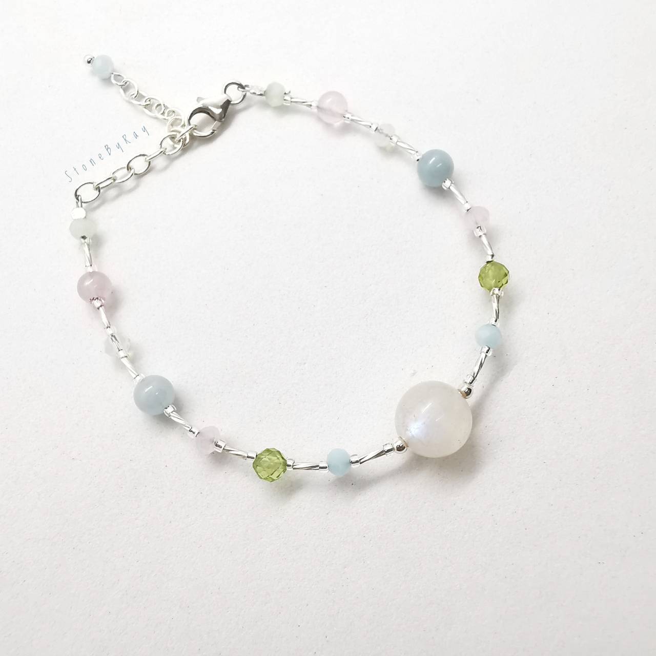 สร้อยข้อมือเงินมูนสโตน+เพอริดอท+อความารีน+โรสควอตซ์ (Moonstone+Peridot+Aquamarine+Rose Quartz)