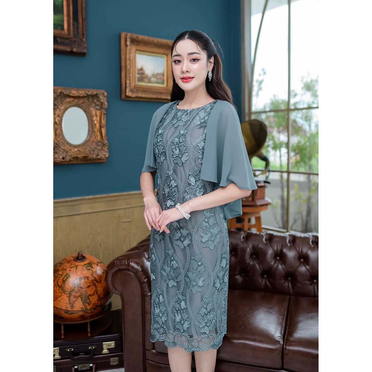 kudapy เดรสสั้น ผ้าลูกไม้ปักเงา ดีไซน์คลุมไหล่สวยหรู ตัวเนื้อผ้าลูกไม้รุ่นนี้ปักลายดอกไม้