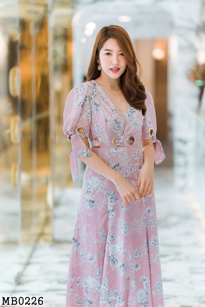เดรสยาวสีชมพู แต่งลายดอกทั้งชุด เอวแต่งช่องสำหรับใส่เข็มขัดผ้า S/L