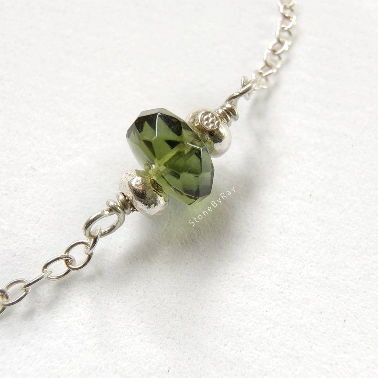 สร้อยข้อมือเงินสะเก็ดดาวโมดาไวต์ Moldavite