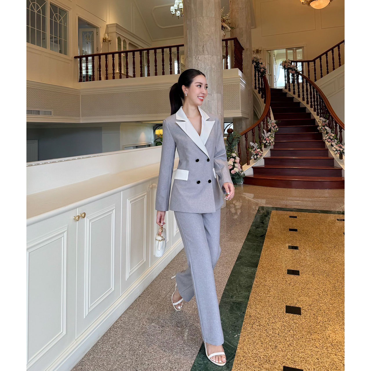 kudapy เซ็ทสูท สวยคลาสสิค ไซน์ทรงทันสมัย เพิ่มความหรูหราด้วยการแต่งสีทูโทน เสื้อแต่งกระดุมด้านหน้า 4 เม็ด มีซับในทั้งชุด เข้ารูปสวย