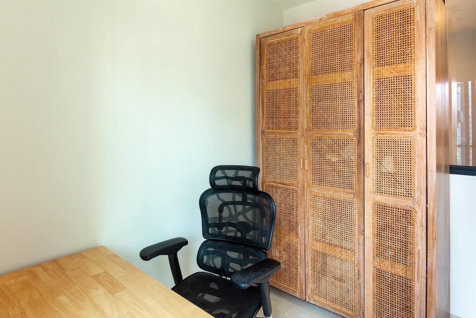 ปล่อยเช่าคอนโด Life Asoke (ไลฟ์ อโศก) - ถูกมากห้องสวย 1ห้องนอน 1ห้องทำงาน 1ห้องน้ำ 1ห้องนั่งเล่น - ใกล้ MRTเพชรบุรี APLมักกะสัน/มศว. - ขนาดห้อง 35 ตรม. ชั้น 18 ทิศใต้ วิว Singha complex