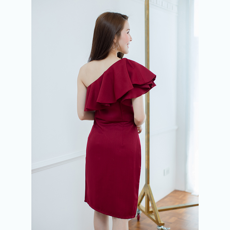 เดรสสั้นออกงานสีแดงเลือดหมู ไหล่เฉียงแต่งระบายรอบๆ