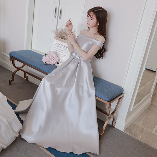 kudapy ชุดราตรียาวผ้าซาติน สีชมพูอ่อน/สีเทา เดรสเปิดไหล่ สีสวยตามแบบ