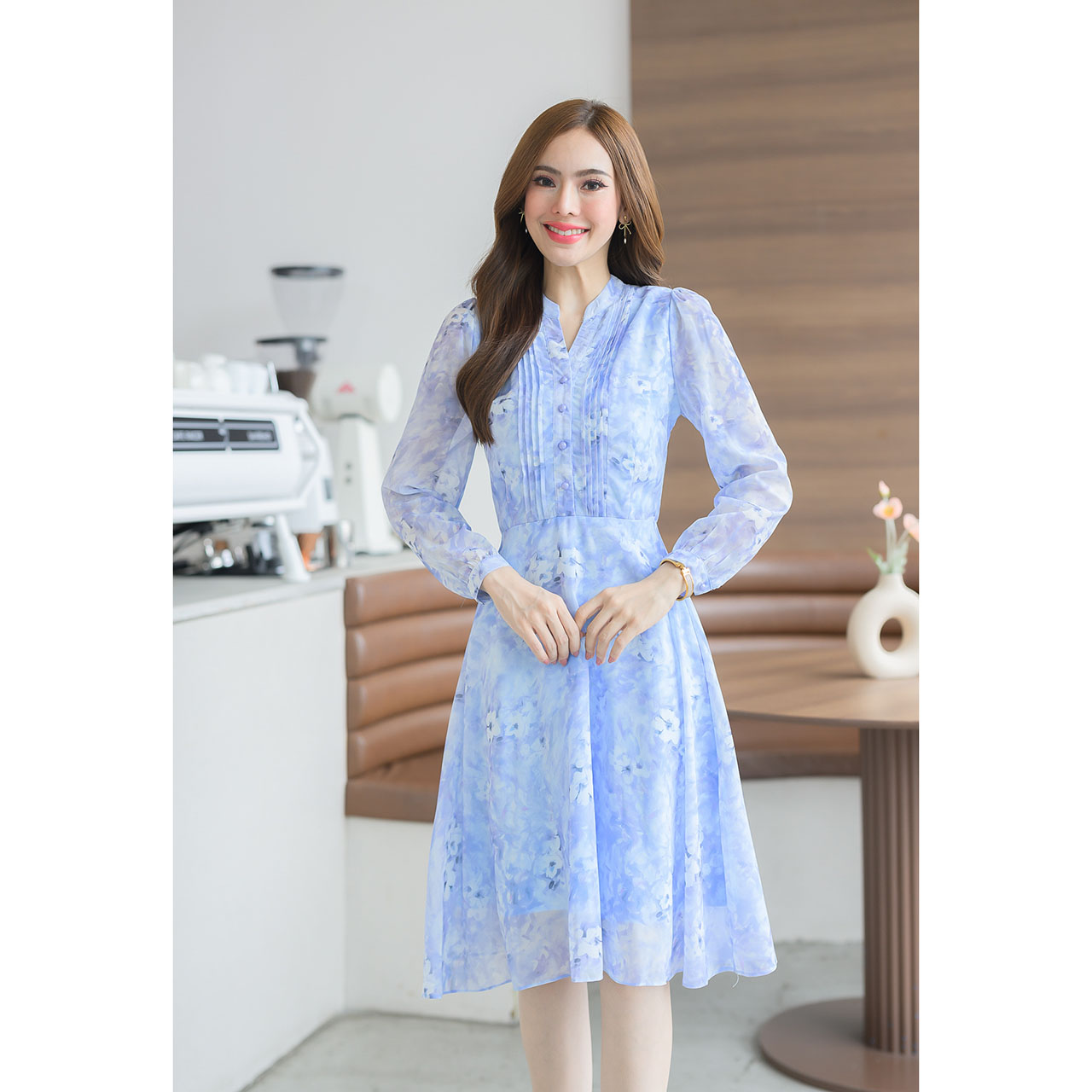 kudapy เดรสสั้นสีโทนฟ้าดอกม่วง/สีโทนเหลือง ชีฟองลายดอก เป็นเดรสแขนยาว ช่วงอกมีดีเทลตีเกล็ดกระดุมหน้า