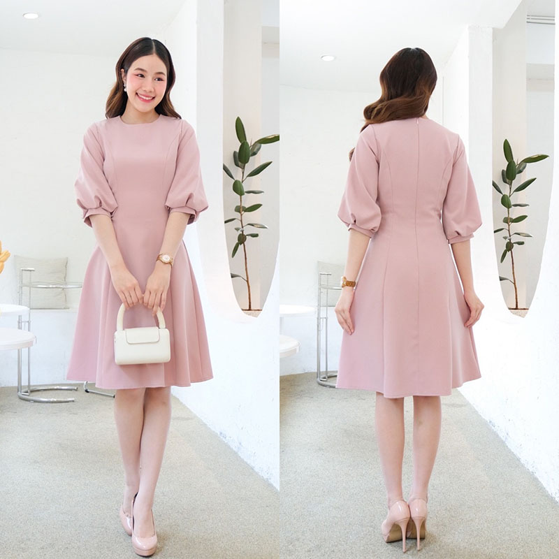 kudapy เดรสสั้นสีชมพูอ่อน/สีกรม/สีเขียวมิ้นท์ คอกลม แขนสามส่วน ปลายแขนจีบบอลลูน ช่วงตัวตีเกร็ดเอว เข้ารูป กระโปรงบาน พรางสะโพก ซิปหลัง ใส่ง่าย