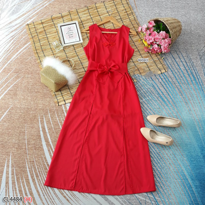 kudapy จั๊มสูทขาสั้นสีแดง ขาว ครีม กรม น้ำตาล ดำ คอวีแขนกุด ดีเทลแต่งผ่ายาวผ่าด้านหน้า ขาสั้นด้านใน มีซิปซ่อนด้านหลัง มีเชือกแยกสำหรับผูกเอว 1 เส้น