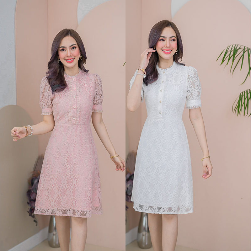 kudapy เดรสสั้นสีชมพู/สีขาว ลูกไม้คอสูง ดีเทลแต่งลูกไม้รอบคอ รอบแขน และช่วงอกเป็นกระดุมมุกถอดได้จริง แต่งลูกไม้ซ้อนผ้าแก้ว