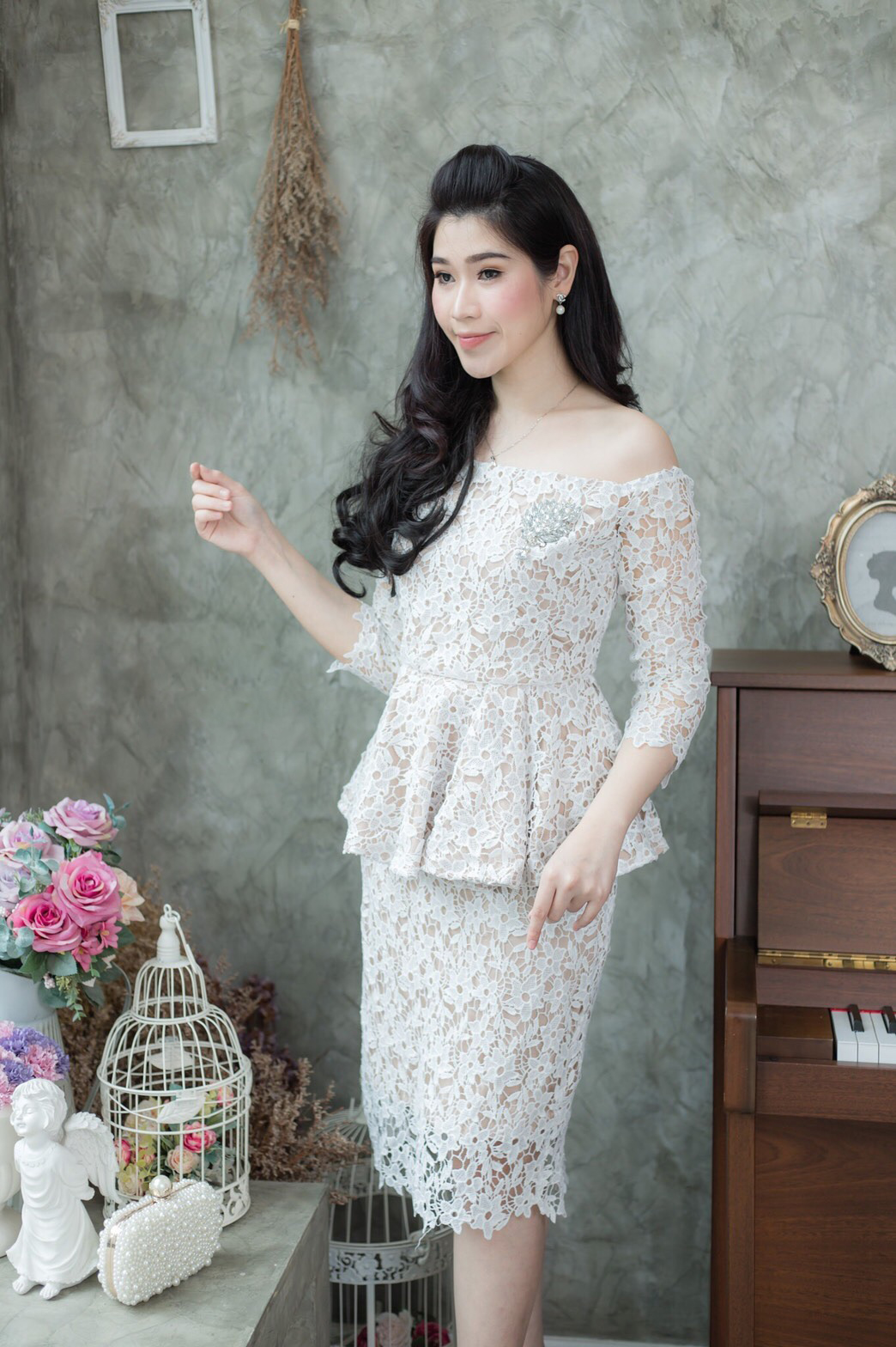 ชุดไปงานแต่งสีขาว เดรสลูกไม้เปิดไหล่เอวระบาย ผ้าลูกไม้ทอแน่น งานละเอียดปราณีตสุดๆ