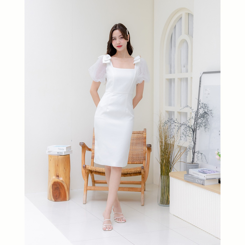 kudapy เดรสสั้นสีขาว/สีชมพุ/สีกรม/สีแดง ออกงานเรียบหรู ประดับเข็มกลัดเพชรสีแดง แขนตุ๊กตา แต่งด้วยโบว์ช่วงไหล่ ลุคคุณนายมากค่า เป็นงานซิปหลังน้า